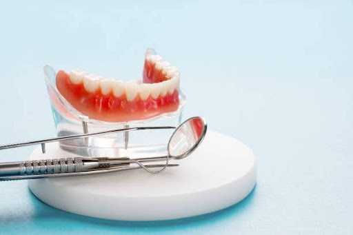 Teeth model showing an implant crown